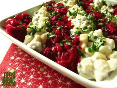 Zdjęcie - Świąteczna dwukolorowa sałatka śledziowa - Przepisy kulinarne ze zdjęciami