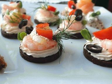 Zdjęcie - Przekąski sylwestrowe czyli finger food – tartinki z łososiem i krewetkami - Przepisy kulinarne ze zdjęciami