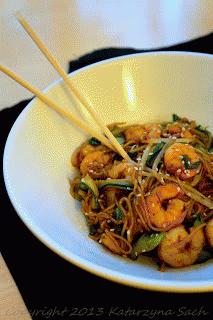 Zdjęcie - Stir-fry z krewetkami, warzywami i makaronem noodle - Przepisy kulinarne ze zdjęciami