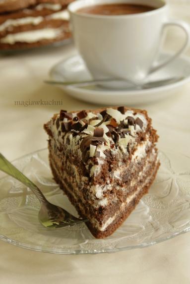 Zdjęcie - Tort czekoladowy z czeko -  śliwką - Przepisy kulinarne ze zdjęciami