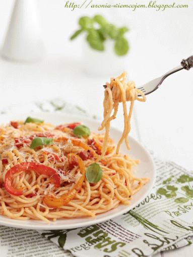Zdjęcie - Pikantne spaghetti z papryką - Przepisy kulinarne ze zdjęciami