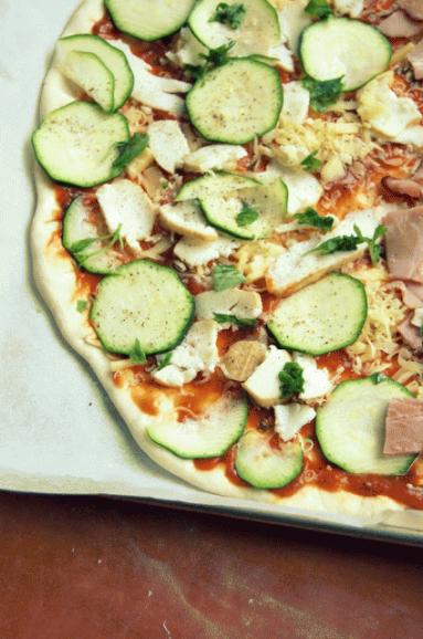 Zdjęcie - Pizza: cukinia, kozidymek, bazylia - Przepisy kulinarne ze zdjęciami