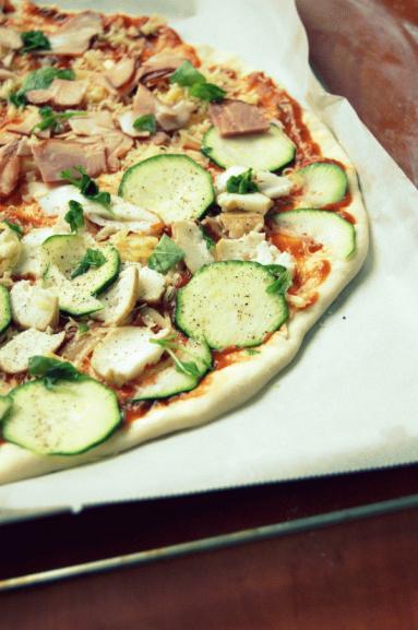 Zdjęcie - Pizza: cukinia, kozidymek, bazylia - Przepisy kulinarne ze zdjęciami