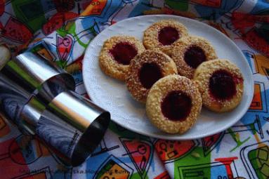 Zdjęcie - Ciasteczka sezamowe z galaretką - Przepisy kulinarne ze zdjęciami