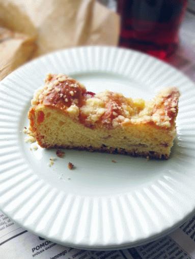 Zdjęcie - Ciasto drożdżowe z dżemem i kruszonką - Przepisy kulinarne ze zdjęciami