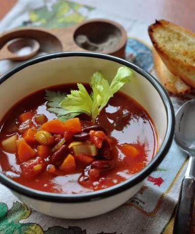 Zdjęcie - Gęsta zupa warzywna z czerwoną fasolą - Przepisy kulinarne ze zdjęciami