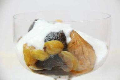Zdjęcie - Owoce suszone gotowane w białej herbacie - Przepisy kulinarne ze zdjęciami