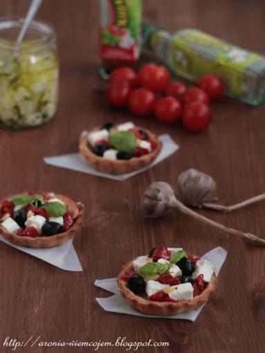 Zdjęcie - Czosnkowe tarteletki z marynowaną fetą i suszonymi pomidorami - Przepisy kulinarne ze zdjęciami
