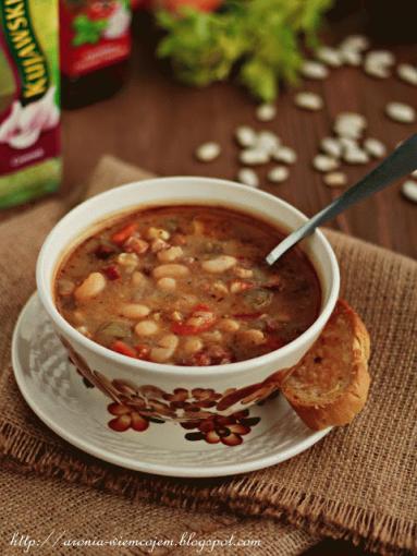Zdjęcie - Pożywna zupa fasolowa z czosnkowymi grzankami - Przepisy kulinarne ze zdjęciami