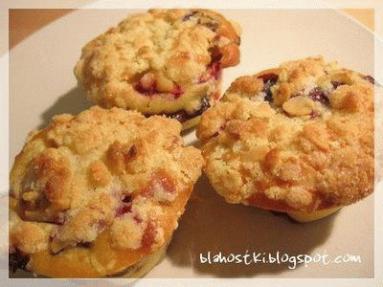 Zdjęcie - Muffiny z borówkami, śliwkami i migdałową kruszonką - Przepisy kulinarne ze zdjęciami