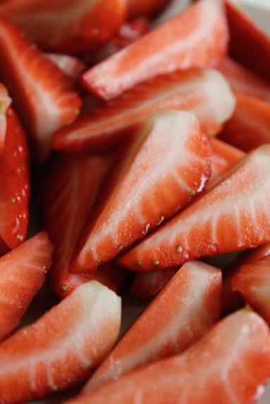 Zdjęcie - Sałatka z gruszką, truskawkami i gorgonzolą - Przepisy kulinarne ze zdjęciami