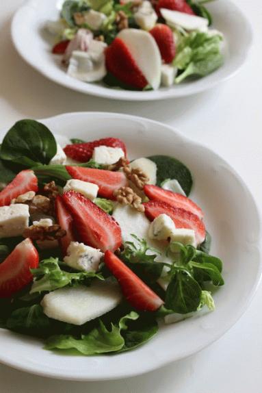 Zdjęcie - Sałatka z gruszką, truskawkami i gorgonzolą - Przepisy kulinarne ze zdjęciami