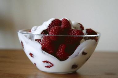 Zdjęcie - Maliny z jogurtem - Przepisy kulinarne ze zdjęciami