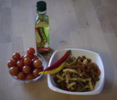 Zdjęcie - Makaron z czosnkiem, papryczką i pomidorkami cherry - Przepisy kulinarne ze zdjęciami