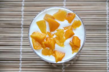 Zdjęcie - Deser jogurtowy z brzoskwiniami - Przepisy kulinarne ze zdjęciami