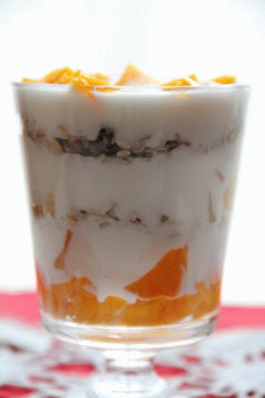 Zdjęcie - Deser jogurtowy z brzoskwiniami - Przepisy kulinarne ze zdjęciami