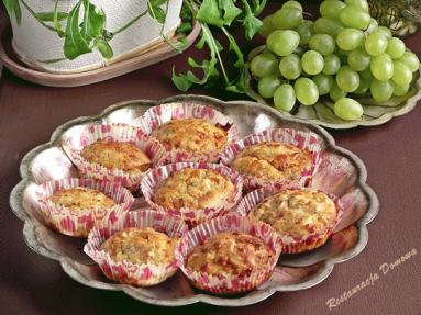 Zdjęcie - Wytrawne bułeczki z chorizo, papryką i parmezanem - Przepisy kulinarne ze zdjęciami