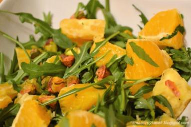 Zdjęcie - Sałatka z rukoli z pomarańczą i pistacjami w miodowym sosie - Przepisy kulinarne ze zdjęciami