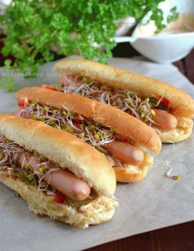 Zdjęcie - Hot dogi z sosem 1000 wysp i kiełkami - Przepisy kulinarne ze zdjęciami