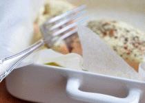 Zdjęcie - Pieczony łosoś z kremem śmietanowym - Przepisy kulinarne ze zdjęciami