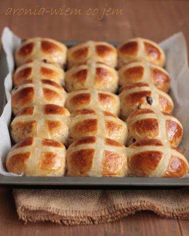 Zdjęcie - Hot cross buns czyli angielskie bułeczki z krzyżykiem - Przepisy kulinarne ze zdjęciami