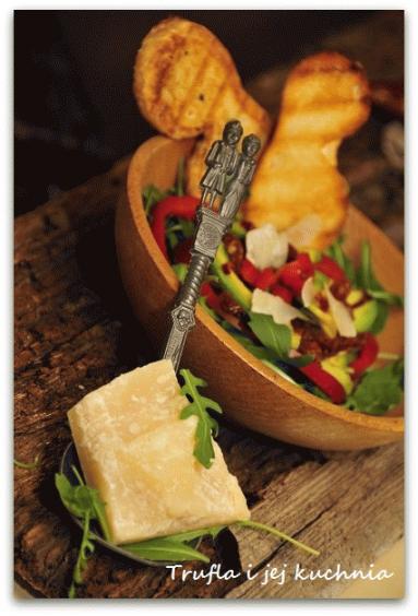 Zdjęcie - Sałatka z rukolą, awokado, suszonymi pomidorami i grillowaną  bułką - Przepisy kulinarne ze zdjęciami