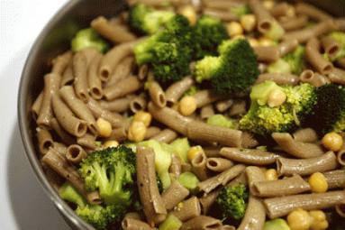 Zdjęcie - makaron razowy z cieciorką i brokułami - Przepisy kulinarne ze zdjęciami