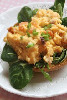 Zdjęcie - jajecznica z bekonem i pomidorem na grzance z roszponką - Przepisy kulinarne ze zdjęciami