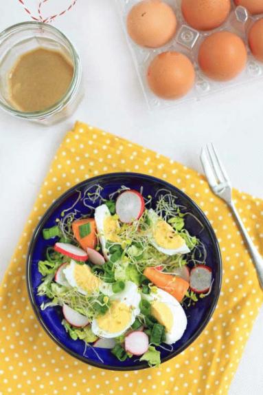 Zdjęcie - Sałatka z gotowanym jajkiem i nowalijkami - Przepisy kulinarne ze zdjęciami