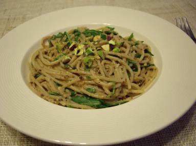 Zdjęcie - Pełnoziarniste spaghetti z pistacjami, cytryną i rukolą - Przepisy kulinarne ze zdjęciami