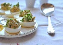 Zdjęcie - Jajka faszerowane z ziołami i kaparami - Przepisy kulinarne ze zdjęciami