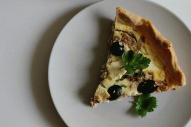Zdjęcie - Tarta z czarnymi oliwkami, tuńczykiem i pietruszką. - Przepisy kulinarne ze zdjęciami