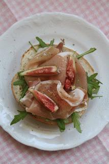 Zdjęcie - grzanka z szynką parmeńską, figami i miodem - Przepisy kulinarne ze zdjęciami