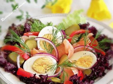 Zdjęcie - Sałatka z jajek z łososiem i papryką w sosie jogurtowym - Przepisy kulinarne ze zdjęciami