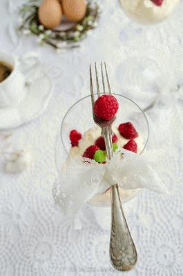 Zdjęcie - Mus z białej czekolady z malinami - Przepisy kulinarne ze zdjęciami