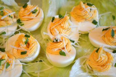 Zdjęcie - Jajka faszerowane łososiem - Przepisy kulinarne ze zdjęciami
