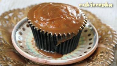 Zdjęcie - Muffiny daktylowe z karmelowym sosem i Kwietniowa Weekendowa Cukiernia - Przepisy kulinarne ze zdjęciami