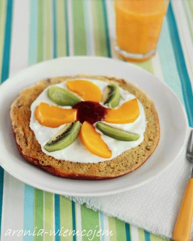 Zdjęcie - Puszysty omlet orzechowo-owsiany z jogurtem i owocami - Przepisy kulinarne ze zdjęciami