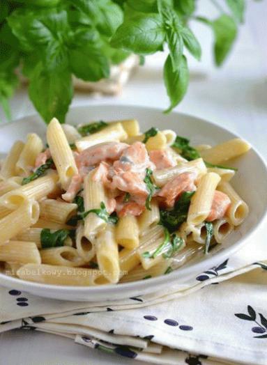 Zdjęcie - Makaron z łososiem, gorgonzolą i rukolą - Przepisy kulinarne ze zdjęciami