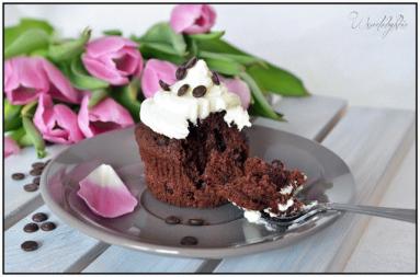 Zdjęcie - Muffina czekoladowa z wiśniową nutą - Przepisy kulinarne ze zdjęciami