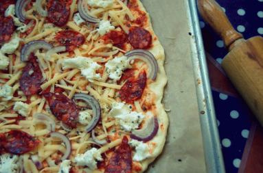 Zdjęcie - Pizza z ostrym chorizo, czerwoną cebulą, mozzarellą i gorzką czekoladą - Przepisy kulinarne ze zdjęciami