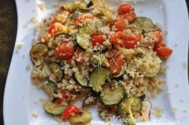 Zdjęcie - Quinoa z pieczonymi warzywami - Przepisy kulinarne ze zdjęciami