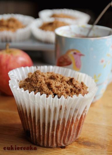 Zdjęcie - Jeżynowo - jabłkowe muffiny z kruszonką - Przepisy kulinarne ze zdjęciami