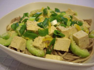 Zdjęcie - Makaron soba z tofu, ogórkiem i awokado - Przepisy kulinarne ze zdjęciami