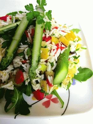 Zdjęcie - Sałatka z ryżu i  duszonych warzyw - Przepisy kulinarne ze zdjęciami