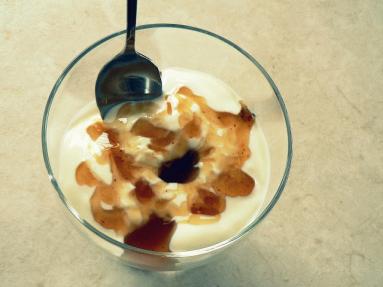 Zdjęcie - Najszybszy deser świata, czyli jogurt z miodem i bakaliami - Przepisy kulinarne ze zdjęciami