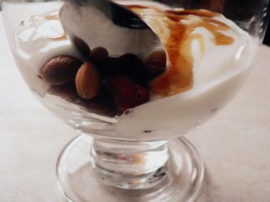 Zdjęcie - Najszybszy deser świata, czyli jogurt z miodem i bakaliami - Przepisy kulinarne ze zdjęciami