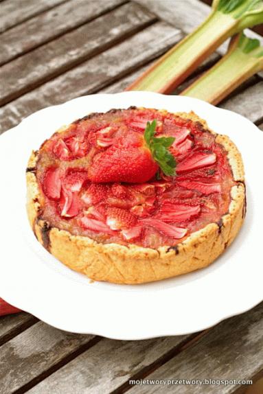 Zdjęcie - Tarta z rabarbarem i truskawkami - Przepisy kulinarne ze zdjęciami