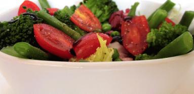 Zdjęcie - Sałatka brokułowa z balsamicznym dressingiem - Przepisy kulinarne ze zdjęciami