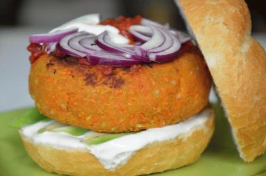 Zdjęcie - Sezamowe burgery z marchewki i ciecierzycy - Przepisy kulinarne ze zdjęciami
